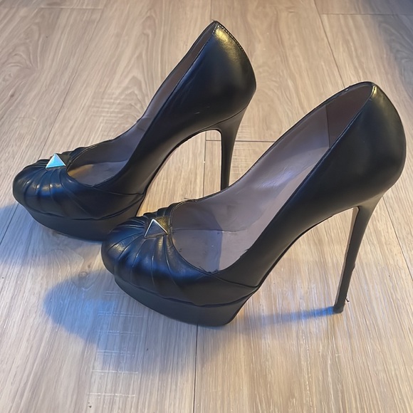 🎉PRICE DROP🎉 Valentino Garavani Rockstud pleated black stiletto pumps - Picture 3 of 11